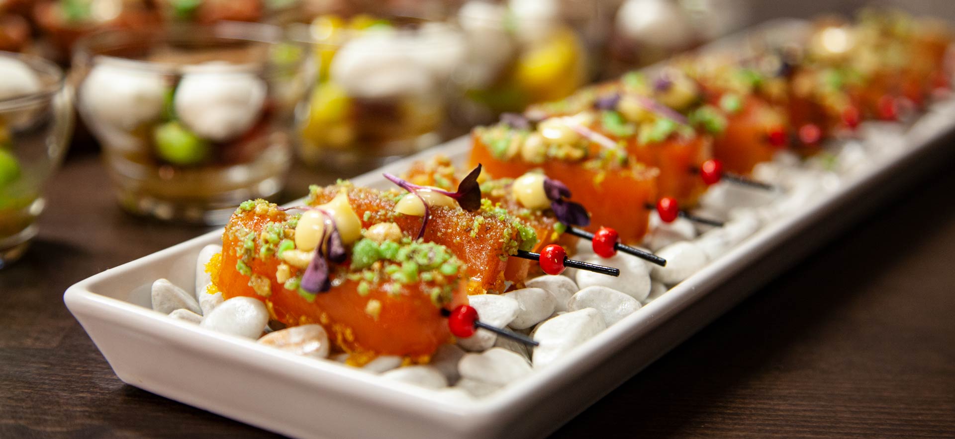 Catering von Sallis Kitchen – frisch arrangierte Speisen auf einer langen Tafel